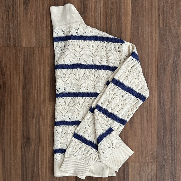 Lightweight knit pullover sweater - Picture 3 of 3